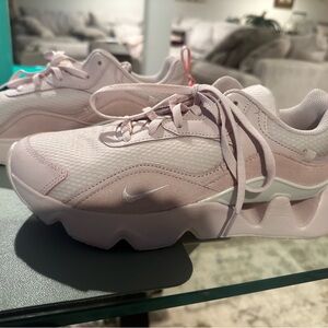 NIKE RYZ 365 2 in Barely Rose size 8.5 - worn once